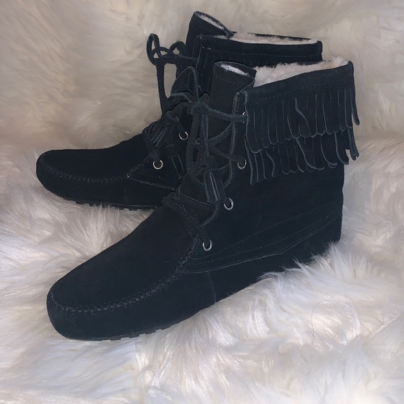 Minnetonka Shoes - Minnetonka fringe boot 🪶🌵